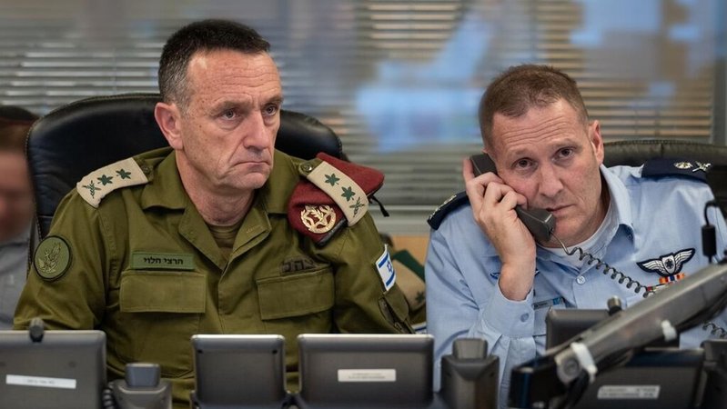 dpatopbilder - HANDOUT - 26.10.2024, Israel, Tel Aviv: Die von den israelischen Verteidigungsstreitkräften (IDF) über X zur Verfügung gestellte Aufnahme zeigt nach Angaben der IDF Herzi Halevi (l), Generalstabschef, mit Tomer Bar, Kommandeur der israelischen Luftwaffe, in einer unterirdischen Kommandozentrale der israelischen Luftwaffe in Camp Rabin (Kirya) beim leiten eines Angriffs auf Iran. Foto: Uncredited/IDF/X/dpa - ACHTUNG: Nur zur redaktionellen Verwendung und nur mit vollständiger Nennung des vorstehenden Credits +++ dpa-Bildfunk +++ | Bild: dpa-Bildfunk/Uncredited dpatopbilder - HANDOUT - 26.10.2024, Israel, Tel Aviv: Die von den israelischen Verteidigungsstreitkräften (IDF) über X zur Verfügung gestellte Aufnahme zeigt nach Angaben der IDF Herzi Halevi (l), Generalstabschef, mit Tomer Bar, Kommandeur der israelischen Luftwaffe, in einer unterirdischen Kommandozentrale der israelischen Luftwaffe in Camp Rabin (Kirya) beim leiten eines Angriffs auf Iran. Foto: Uncredited/IDF/X/dpa - ACHTUNG: Nur zur redaktionellen Verwendung und nur mit vollständiger Nennung des vorstehenden Credits +++ dpa-Bildfunk +++