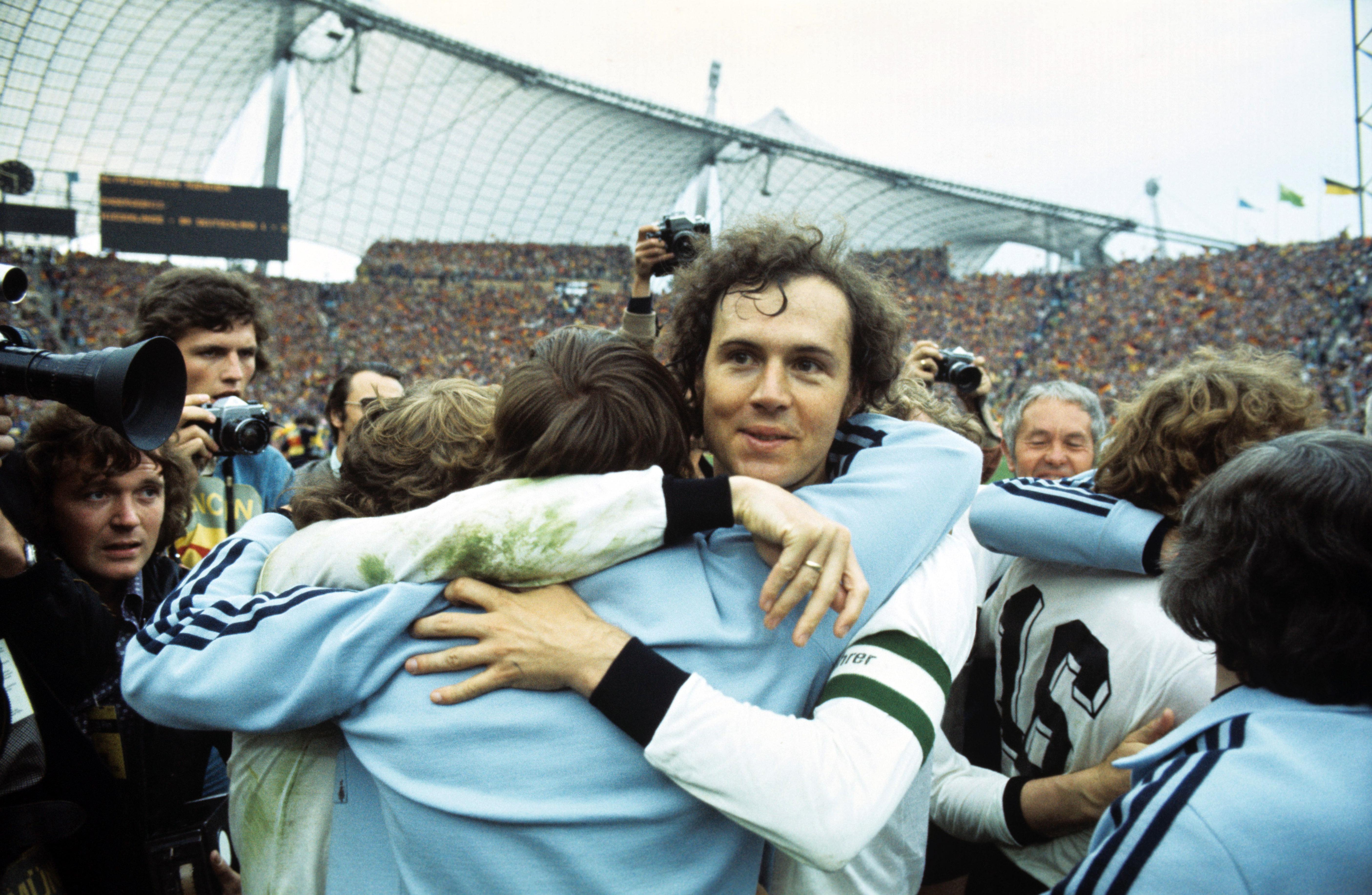 Beckenbauer (M) bejubelt den Triumph: Die deutsche Fußballnationalmannschaft gewinnt am 07.07.1974 im Münchner Olympiastadion das Weltmeisterschafts-Endspiel gegen die Niederlande mit 2:1 - der zweite Titelgewinn nach 20 Jahren.