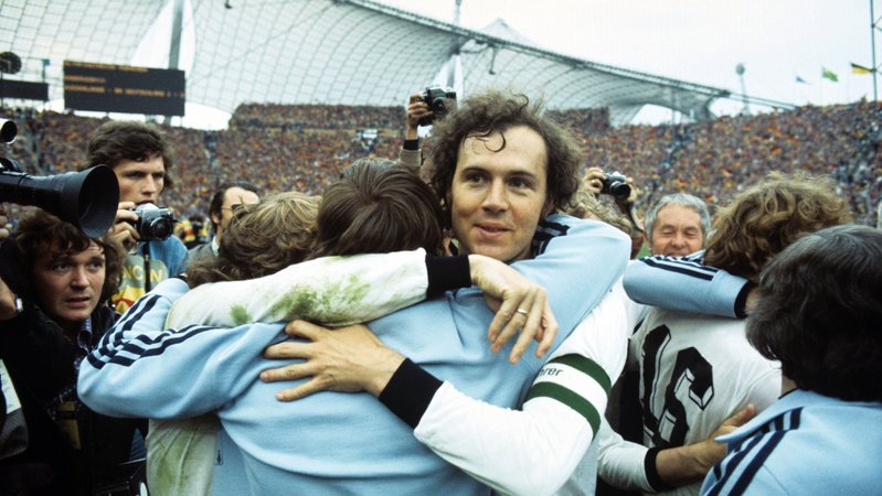 Beckenbauer (M) bejubelt den Triumph: Die deutsche Fußballnationalmannschaft gewinnt am 07.07.1974 im Münchner Olympiastadion das Weltmeisterschafts-Endspiel gegen die Niederlande mit 2:1 - der zweite Titelgewinn nach 20 Jahren. | Bild: picture-alliance / picture-alliance/dpa | Hartmut Reeh Beckenbauer (M) bejubelt den Triumph: Die deutsche Fußballnationalmannschaft gewinnt am 07.07.1974 im Münchner Olympiastadion das Weltmeisterschafts-Endspiel gegen die Niederlande mit 2:1 - der zweite Titelgewinn nach 20 Jahren.