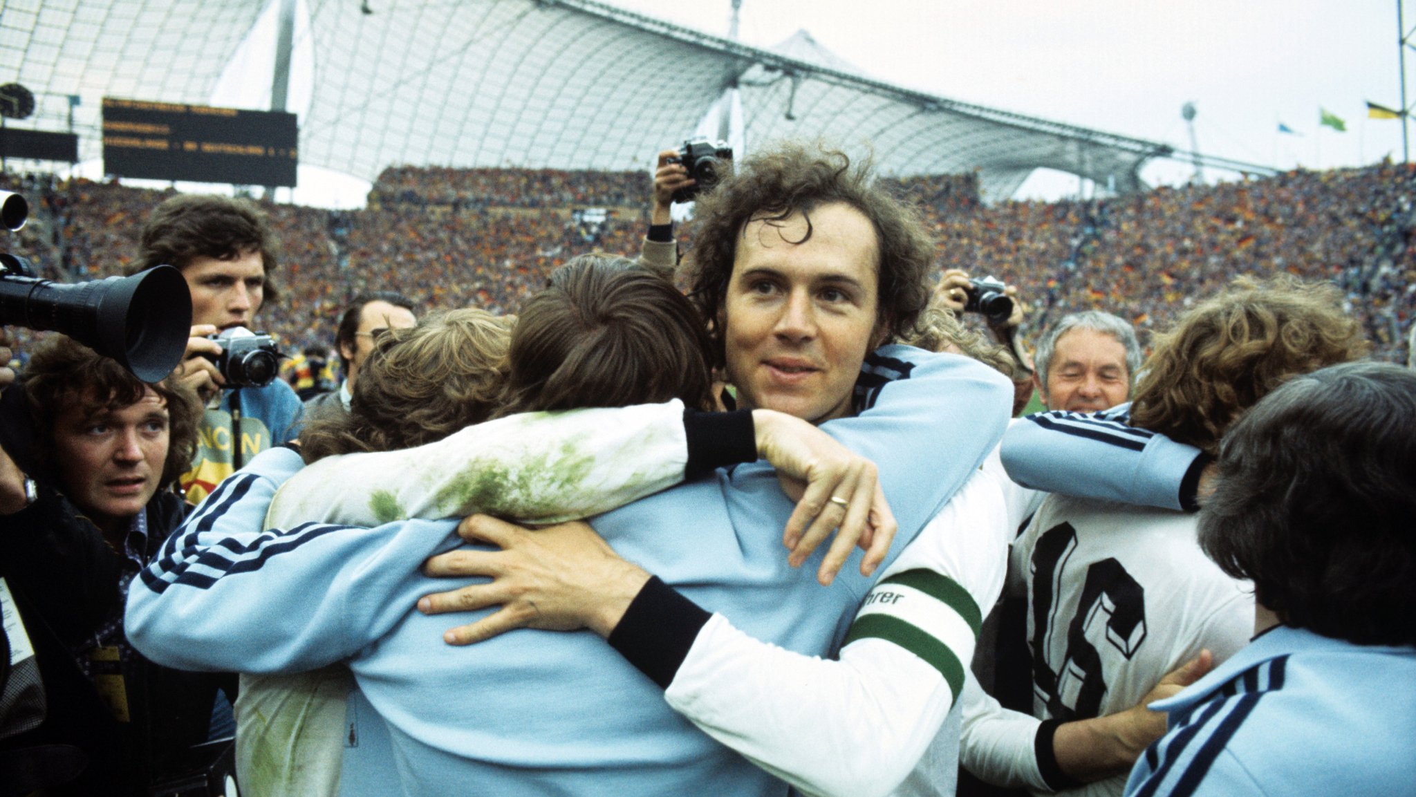 Beckenbauer (M) bejubelt den Triumph: Die deutsche Fußballnationalmannschaft gewinnt am 07.07.1974 im Münchner Olympiastadion das Weltmeisterschafts-Endspiel gegen die Niederlande mit 2:1 - der zweite Titelgewinn nach 20 Jahren.