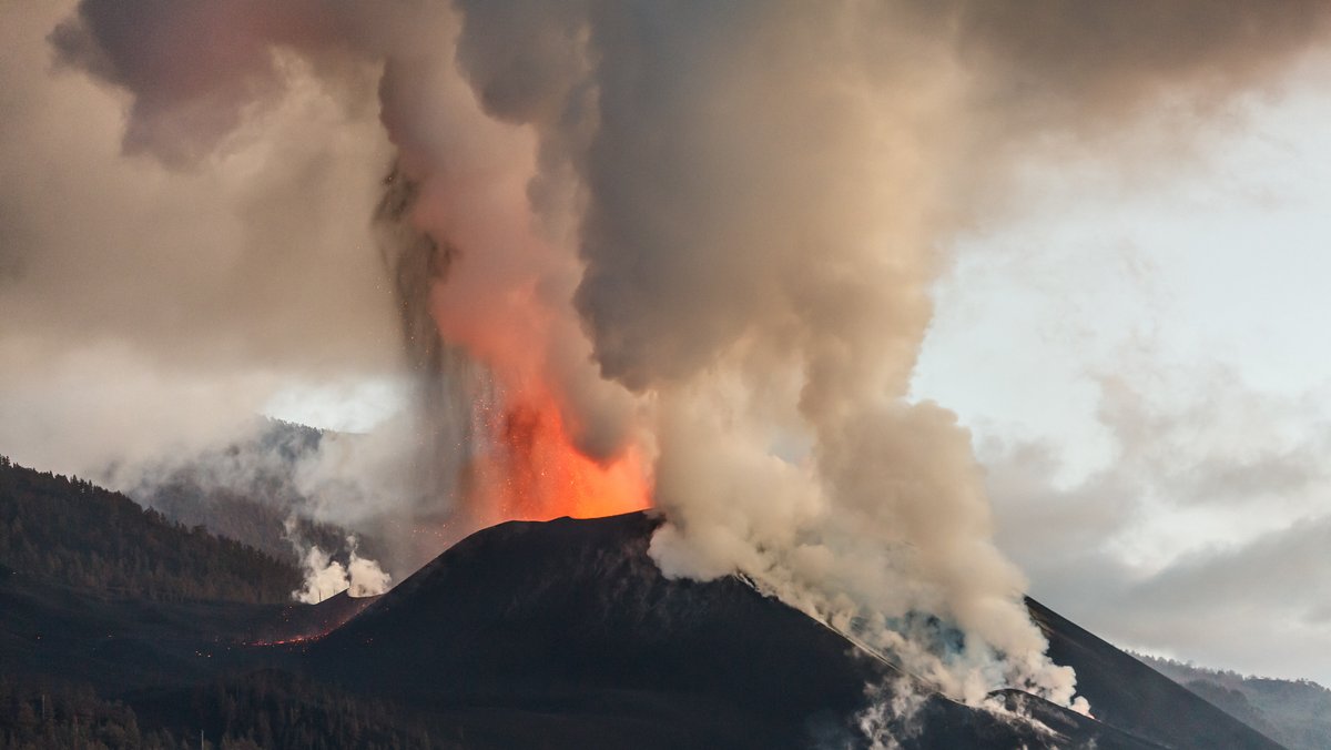 Im September 2021 bricht auf La Palma der Cumbre Vieja aus. Seitdem spuckt der Vulkan Lava und Aschewolken.  