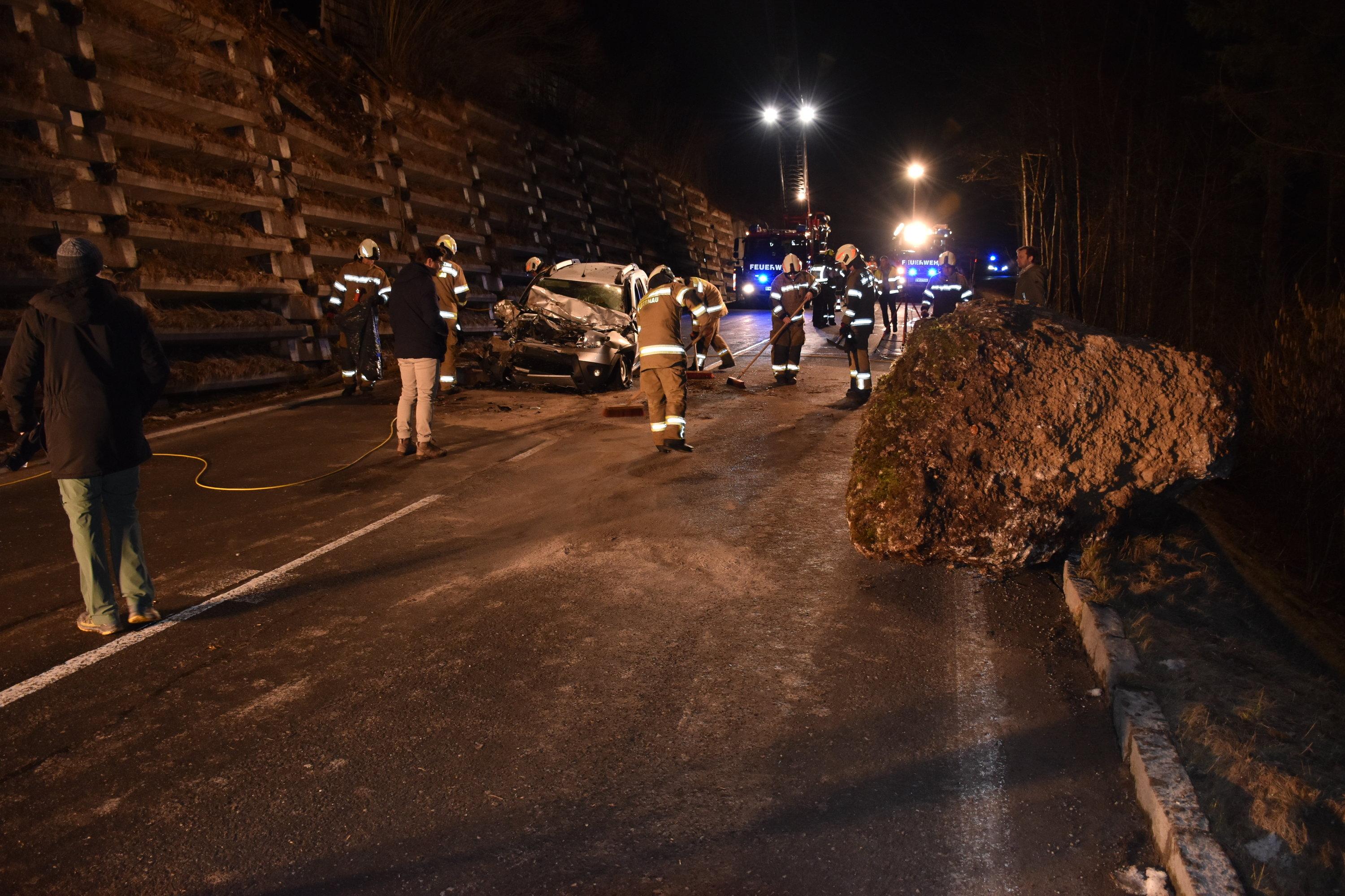 In Abtenau im österreichischen Bundesland Salzburg hat es Sonntagabend einen großen Felssturz gegeben. Ein zehn Tonnen schwerer Felsblock stürzte auf eine Straße.