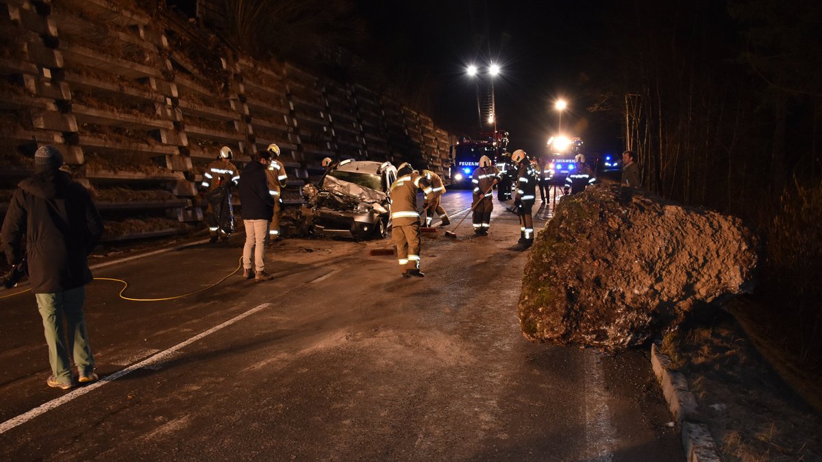In Abtenau im österreichischen Bundesland Salzburg hat es Sonntagabend einen großen Felssturz gegeben. Ein zehn Tonnen schwerer Felsblock stürzte auf eine Straße.