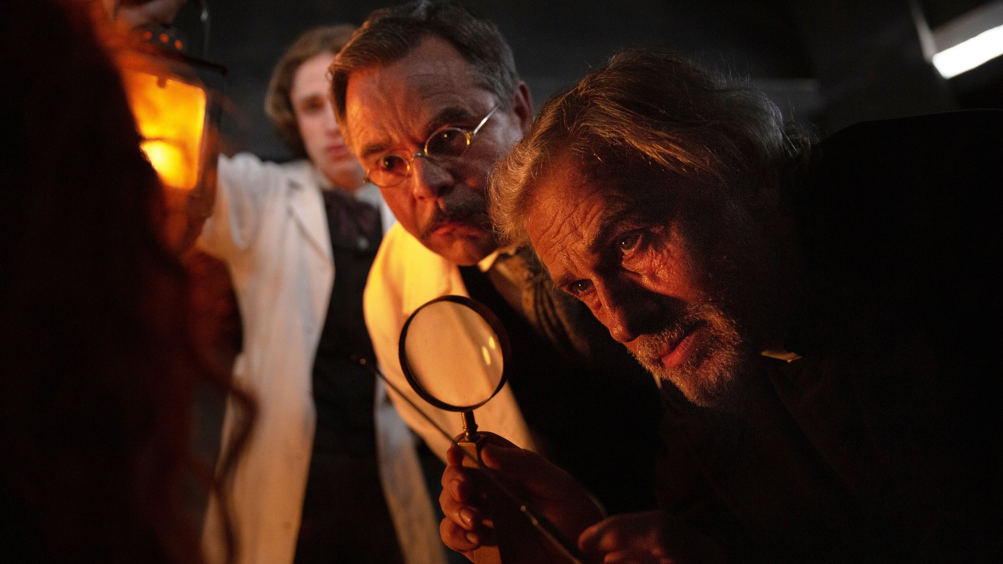 Christoph Waltz als bayerischer Vampirjäger in einer Szene von Luc Bessons "Dracula - Die auferstehung"