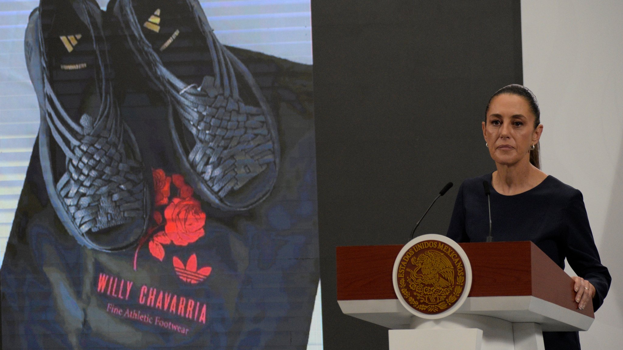 Mexikos Präsidentin Claudia Sheinbaum spricht während einer Pressekonferenz im Nationalpalast am 8. August 2025 in Mexiko-Stadt, Mexiko, über den Fall des Plagiats des traditionellen mexikanischen "Huarache" durch Adidas' "Oaxaca Slip On" und den Designer Willy Chavarria. | Bild: picture alliance / ZUMAPRESS.com | Luis Barron Mexikos Präsidentin Claudia Sheinbaum spricht während einer Pressekonferenz im Nationalpalast am 8. August 2025 in Mexiko-Stadt, Mexiko, über den Fall des Plagiats des traditionellen mexikanischen "Huarache" durch Adidas' "Oaxaca Slip On" und den Designer Willy Chavarria.