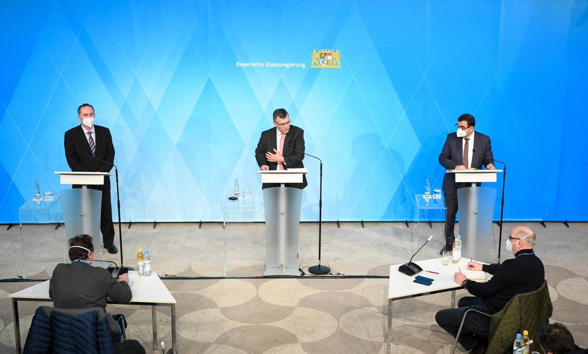 11.01.2022, Bayern, München: Hubert Aiwanger (l-r, Freie Wähler), Wirtschaftsminister in Bayern, Florian Herrmann (CSU), Leiter der Staatskanzlei in Bayern, und Klaus Holetschek (CSU), Gesundheitsminister in Bayern, geben eine Pressekonferenz nach der Sitzung des bayerischen Kabinetts. Foto: Tobias Hase/dpa +++ dpa-Bildfunk +++