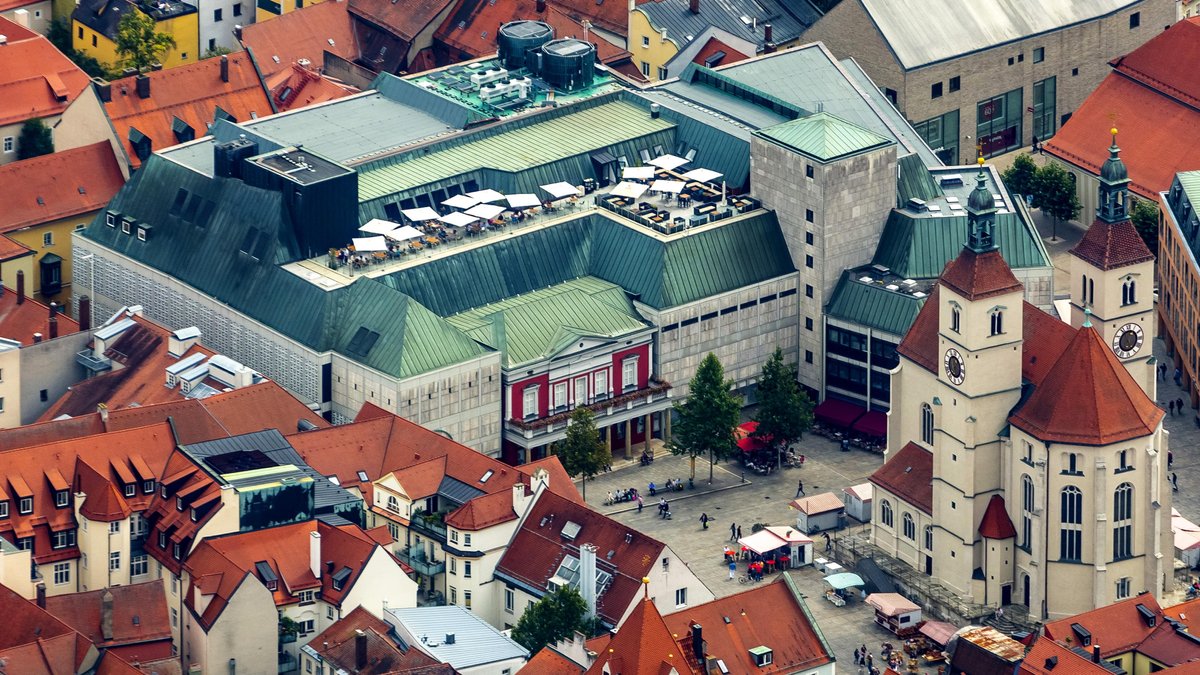 Blick von oben auf den Galeria Kaufhof-Standort in der Regensburg Altstadt 