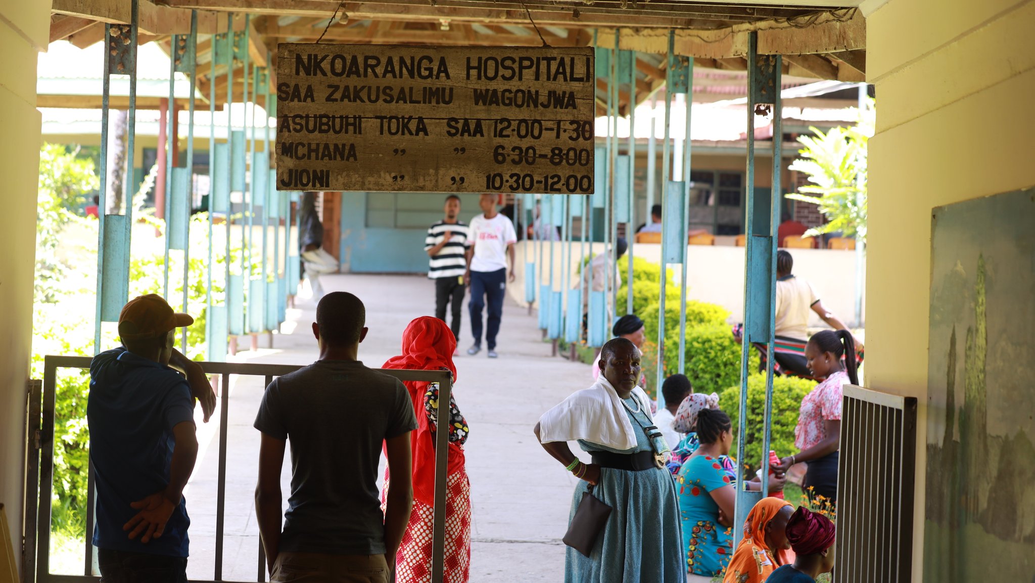 Menschen vor dem Nkoaranga Lutheran Hospital