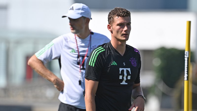 Benjamin Pavard im Training, im Hintergrund FCB-Trainer Thomas Tuchel