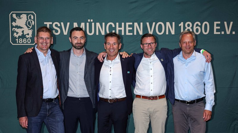 Gernot Mang und das neue Präsidium vom TSV 1860 München | Bild: picture-alliance/dpa Gernot Mang und das neue Präsidium vom TSV 1860 München