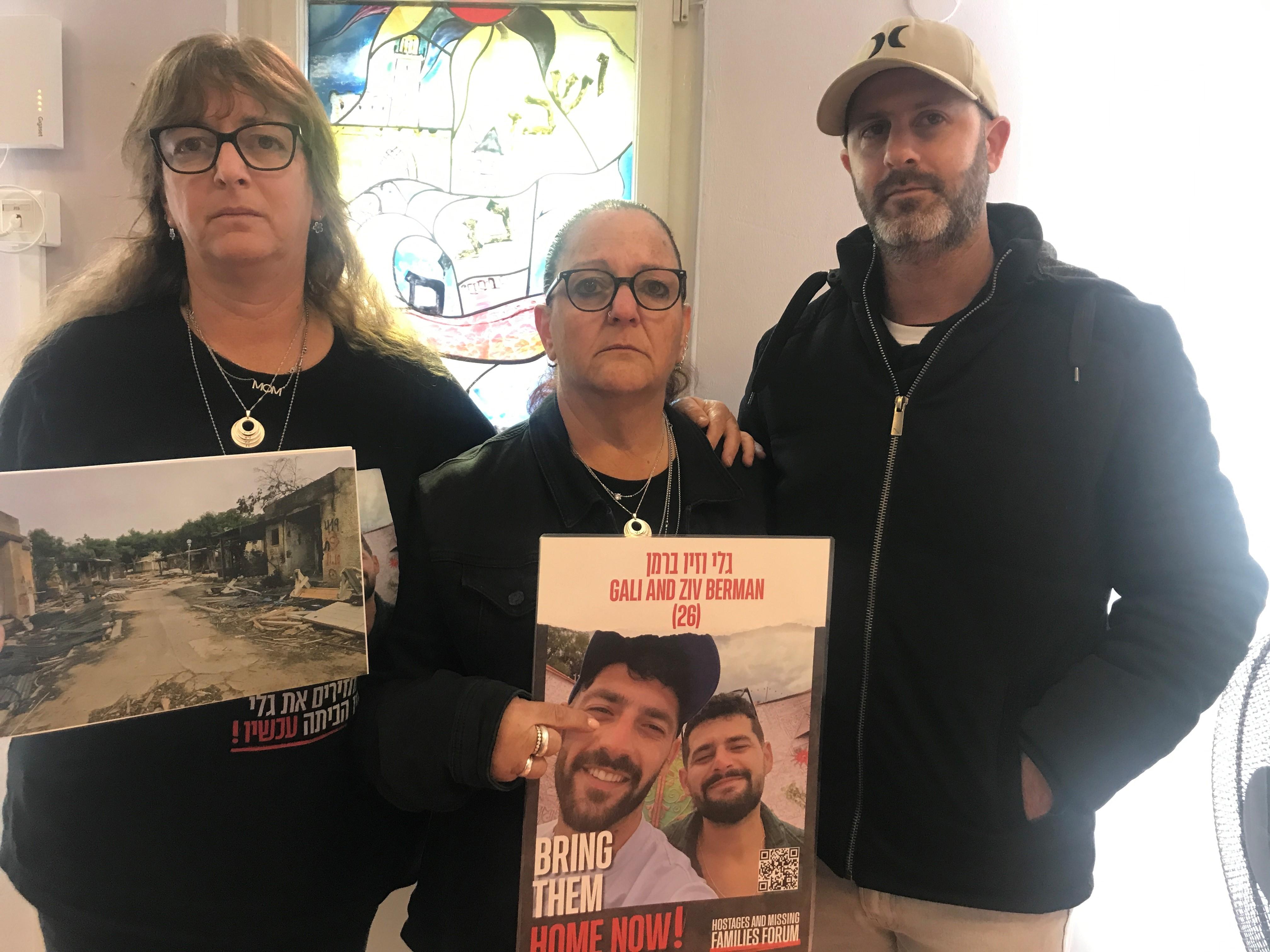 Links die Tante Maccabit, Mama Talia, rechts der ältere Bruder Liran: Sie alle bangen um die entführten Zwillingsbrüder Gali und Ziv. 