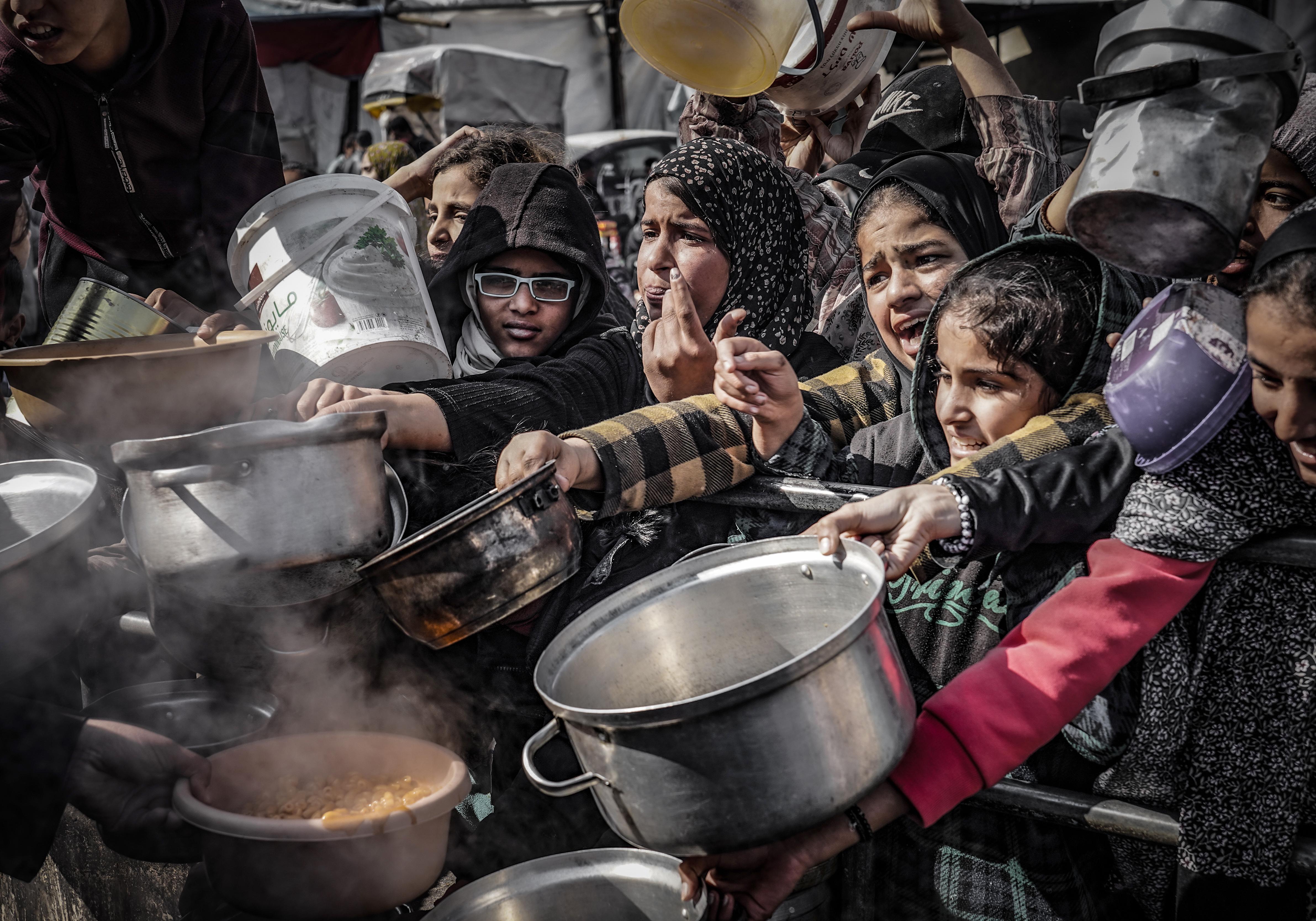 10. Februar 2024: Kinder stehen an einer Essensausgabe in Rafah an. 