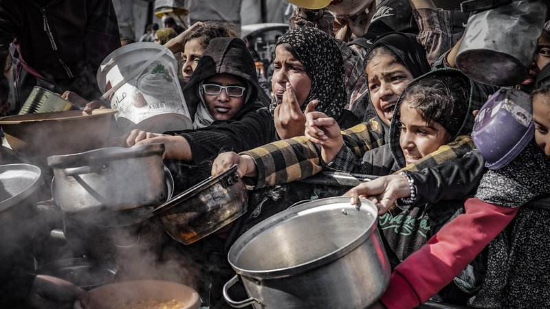 10. Februar 2024: Kinder stehen an einer Essensausgabe in Rafah an. 