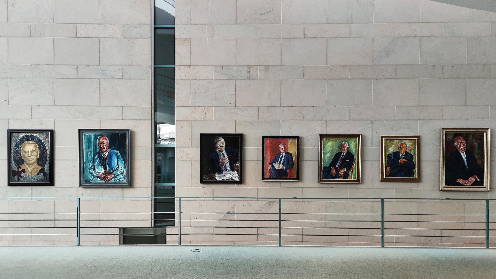 Illustre Runde: Gemäldegalerie der deutschen Bundeskanzler im Bundeskanzleramt, L-R: Gerhard Schröder, Helmut Kohl, Helmut Schmidt, Willy Brandt, Kurt Georg Kiesinger, Ludwig Erhard, Konrad Adenauer | Bild: picture alliance / dts-Agentur | dts Nachrichtenagentur GmbH Illustre Runde: Gemäldegalerie der deutschen Bundeskanzler im Bundeskanzleramt, L-R: Gerhard Schröder, Helmut Kohl, Helmut Schmidt, Willy Brandt, Kurt Georg Kiesinger, Ludwig Erhard, Konrad Adenauer