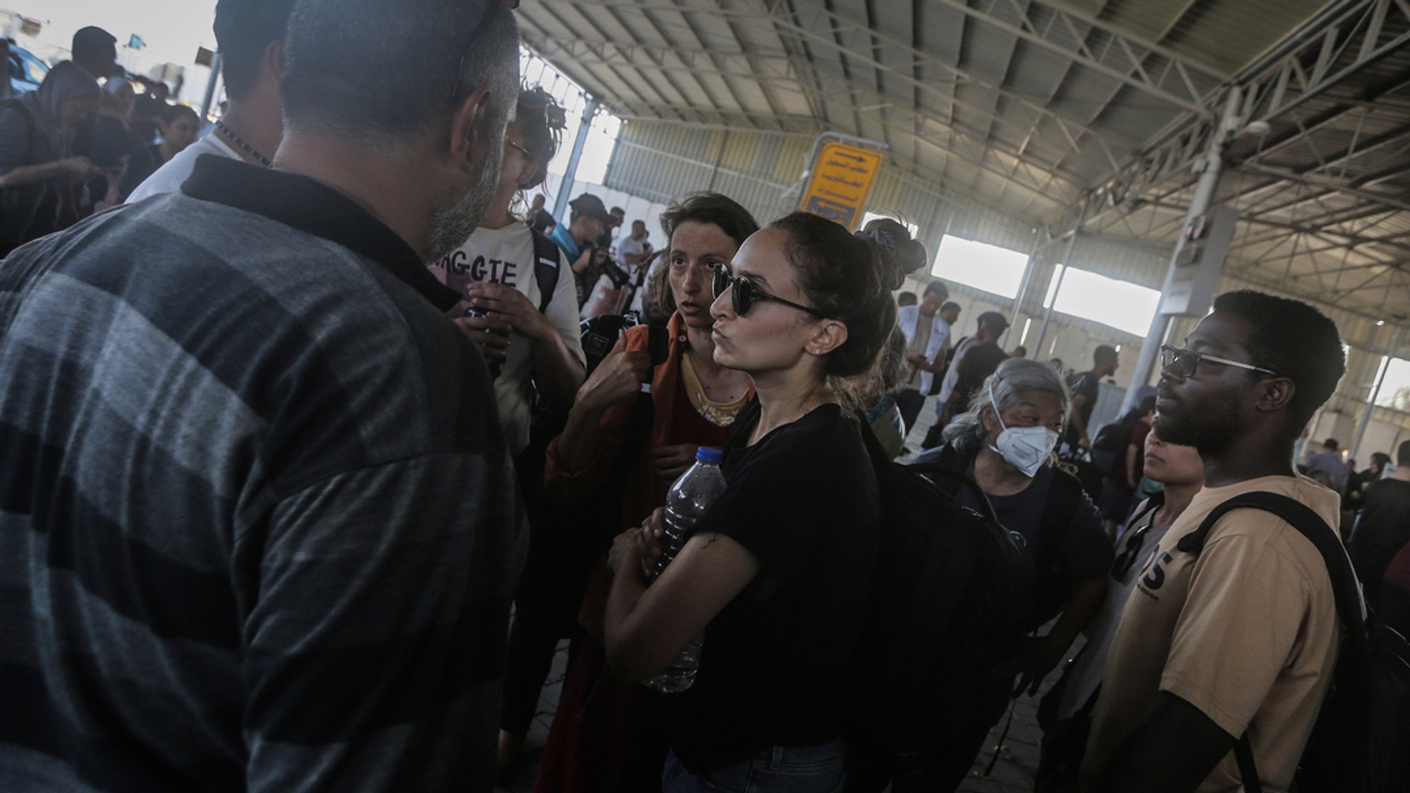 Menschen warten am Grenzübergang zwischen dem Gazastreifen und Ägypten (Bild vom 1. November 2023)