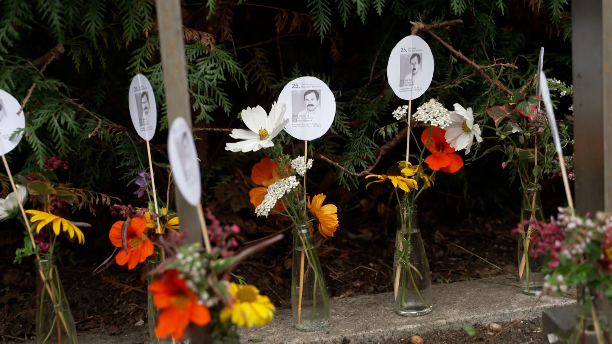 Blumen zum Gedenken an das erste Opfer der NSU-Mordserie vor 25 Jahren: Der Nürnberger Blumengroßhändler Enver Simsek.