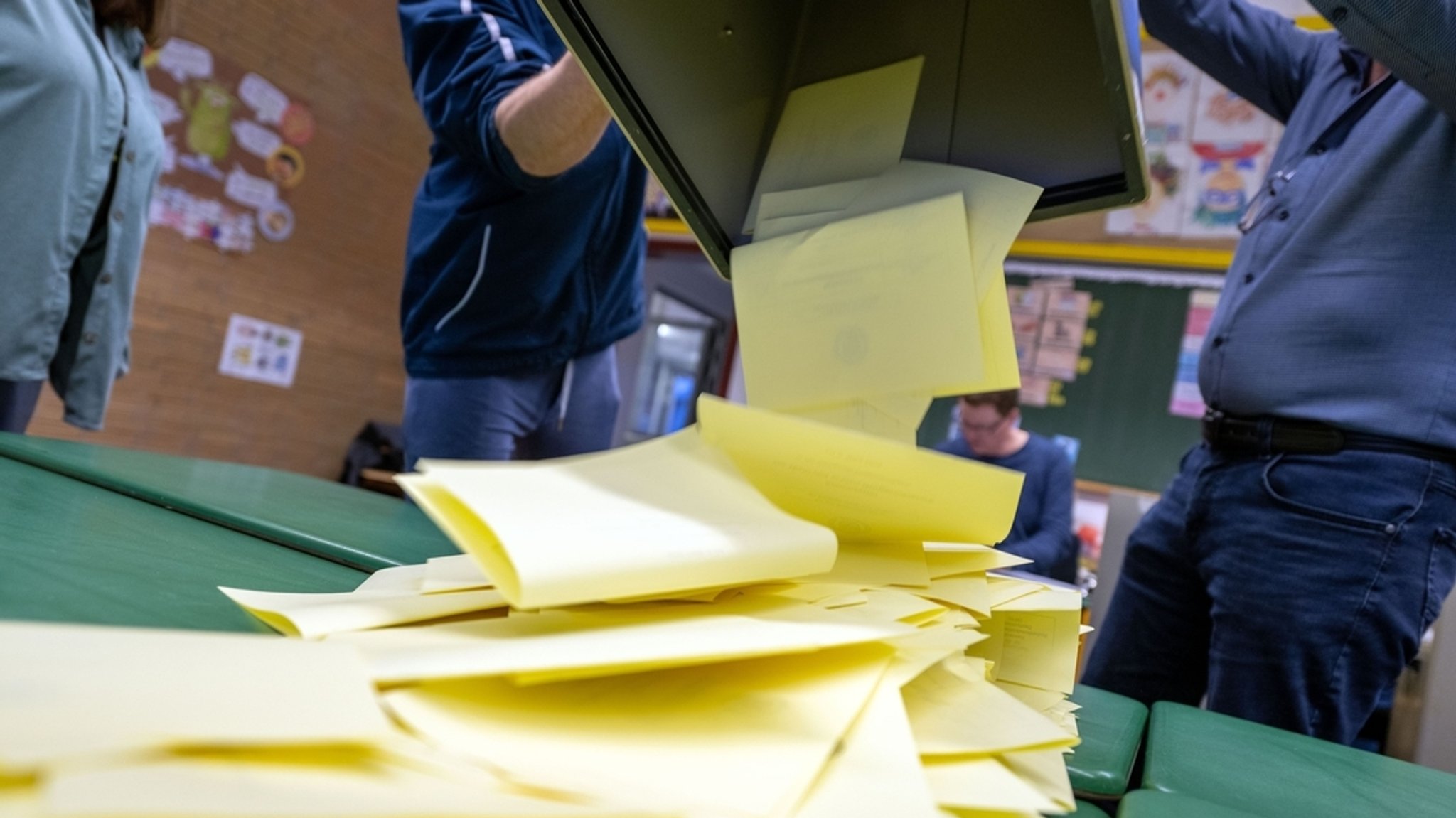 Archivbild: Eine Wahlurne wird ausgeleert