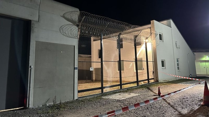 Vier Häftlinge waren Mitte August aus dem Bezirkskrankenhaus Straubing geflohen. | Bild: BR/Andreas Wenleder Vier Häftlinge waren Mitte August aus dem Bezirkskrankenhaus Straubing geflohen.