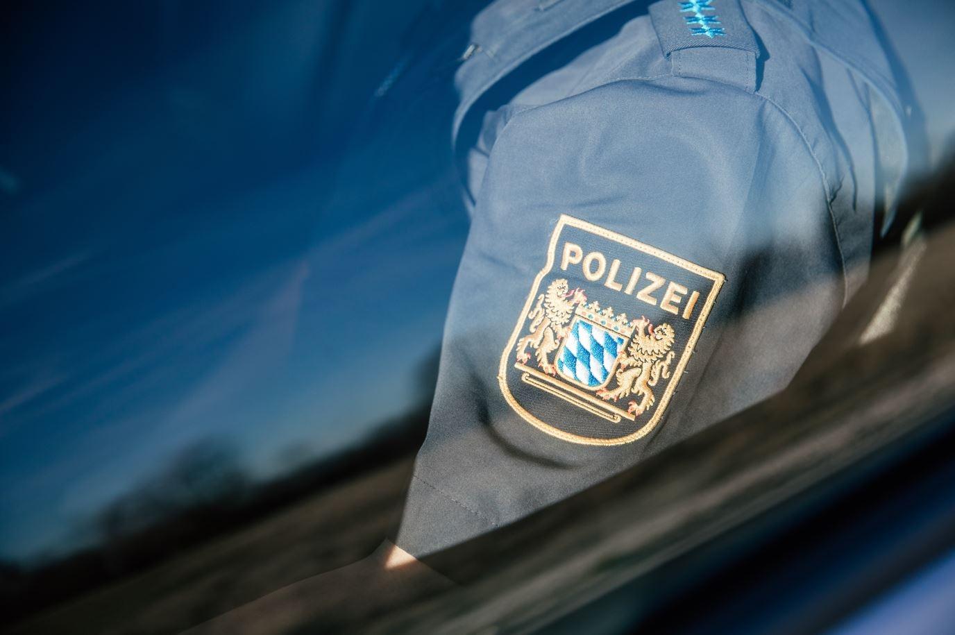 Ein Busfahrer soll für einen Unternehmer in der Türkei aus einem Geschäft über 100.000 Euro in bar abholen. Doch dann wird er von Unbekannten überfallen, gefesselt und bestohlen. Die Täter waren als Polizisten verkleidet.