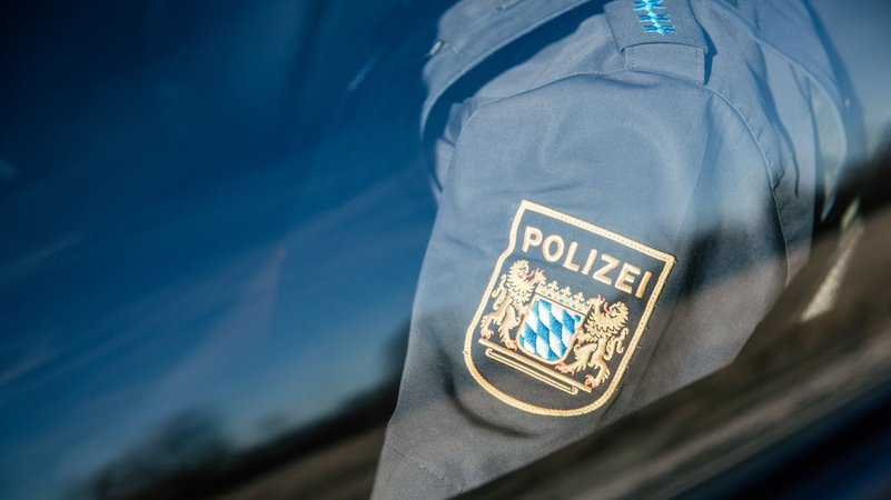Ein Busfahrer soll für einen Unternehmer in der Türkei aus einem Geschäft über 100.000 Euro in bar abholen. Doch dann wird er von Unbekannten überfallen, gefesselt und bestohlen. Die Täter waren als Polizisten verkleidet. | Bild: BR/Fabian Stoffers Ein Busfahrer soll für einen Unternehmer in der Türkei aus einem Geschäft über 100.000 Euro in bar abholen. Doch dann wird er von Unbekannten überfallen, gefesselt und bestohlen. Die Täter waren als Polizisten verkleidet.