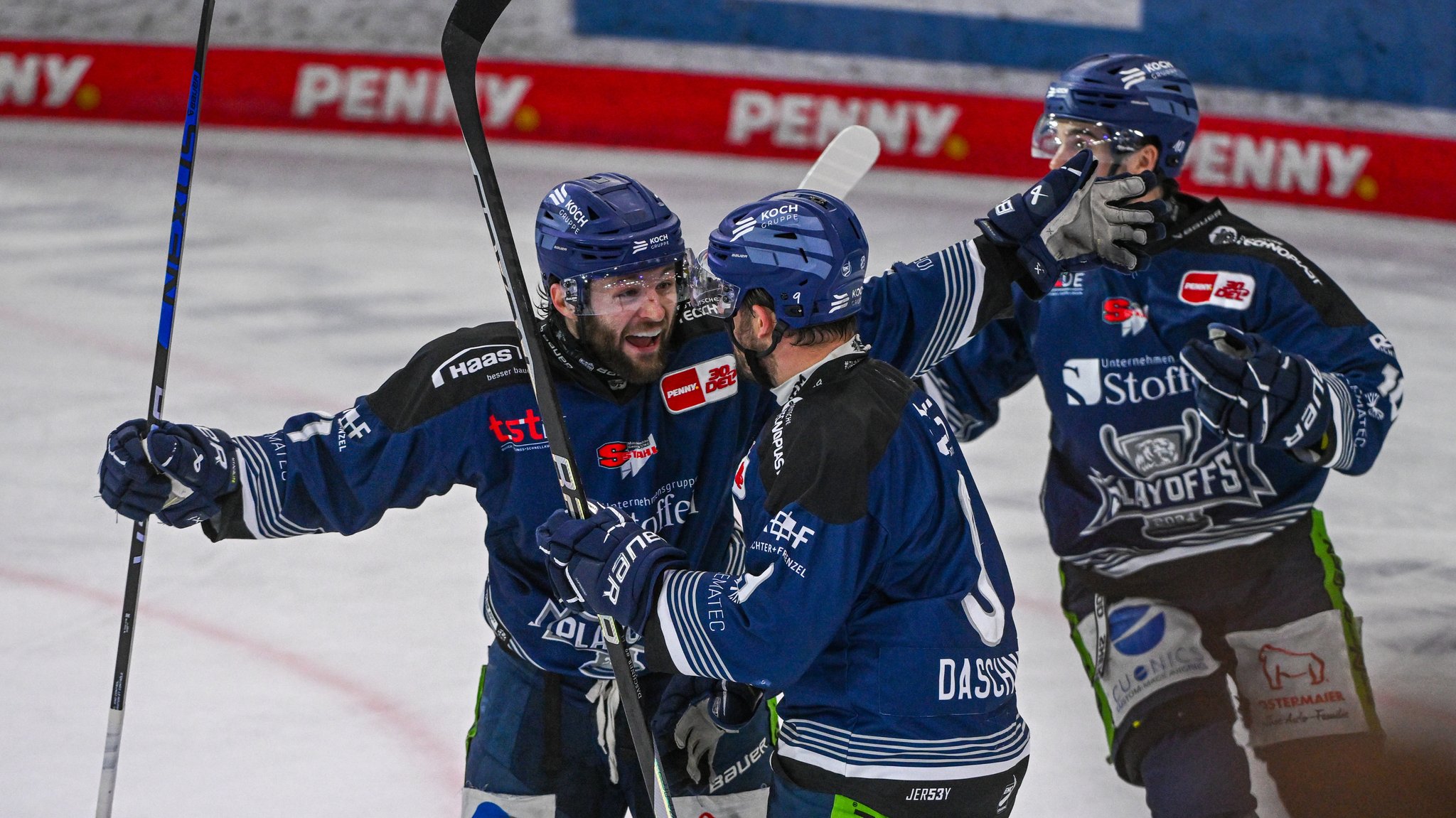 Jubelnde Spieler der Straubing Tigers