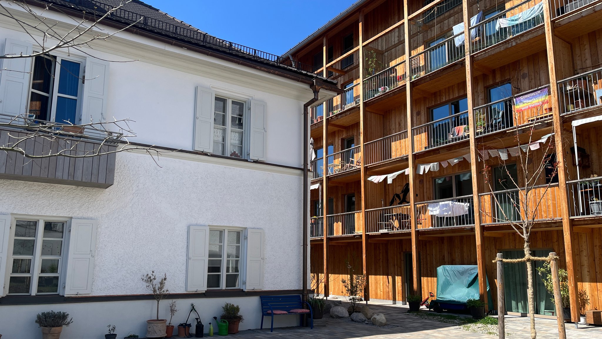 Eine Genossenschaft hat in Wolfratshausen eine neue Wohnanlage gebaut. Aus dem leerstehenden Krankenhaus ist Wohnraum entstanden. | Bild: BR/Georg Bayerle Eine Genossenschaft hat in Wolfratshausen eine neue Wohnanlage gebaut. Aus dem leerstehenden Krankenhaus ist Wohnraum entstanden.