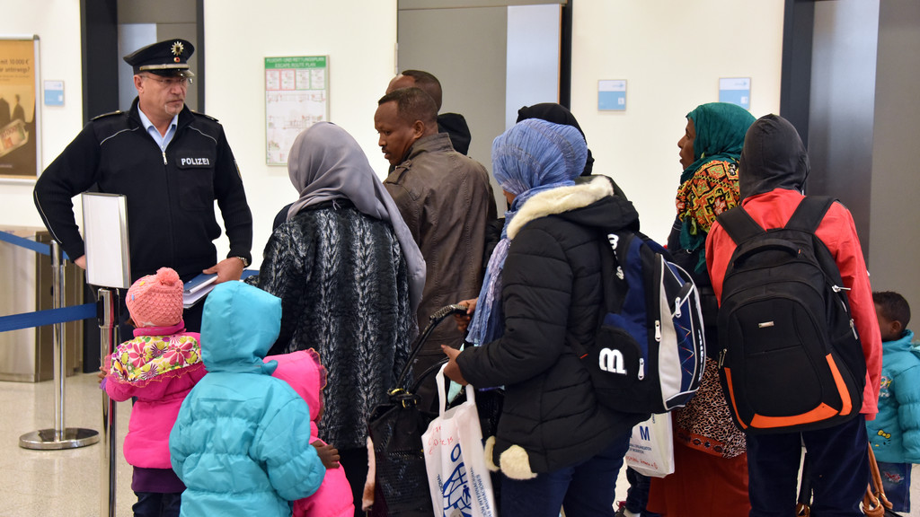 Flüchtlinge aus Eritrea und Äthiopien stehen am 14.12.2015 nach ihrer Einreise im Terminal des Kassel-Airports in Calden (Hessen) vor der Passkontrolle. Insgesamt 156 sogenannte Resettlement-Flüchtlinge aus Khartum im Sudan waren an Bord des Flugzeugs. Sie kommen auf Einladung der deutschen Behörden. (Archivbild)