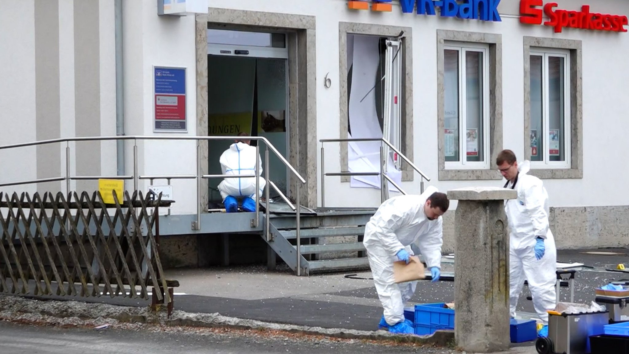 Ermittlungen nach der Geldautomaten-Sprengung in Fladungen in der Nacht zum Donnerstag. | Bild: BR Ermittlungen nach der Geldautomaten-Sprengung in Fladungen in der Nacht zum Donnerstag.