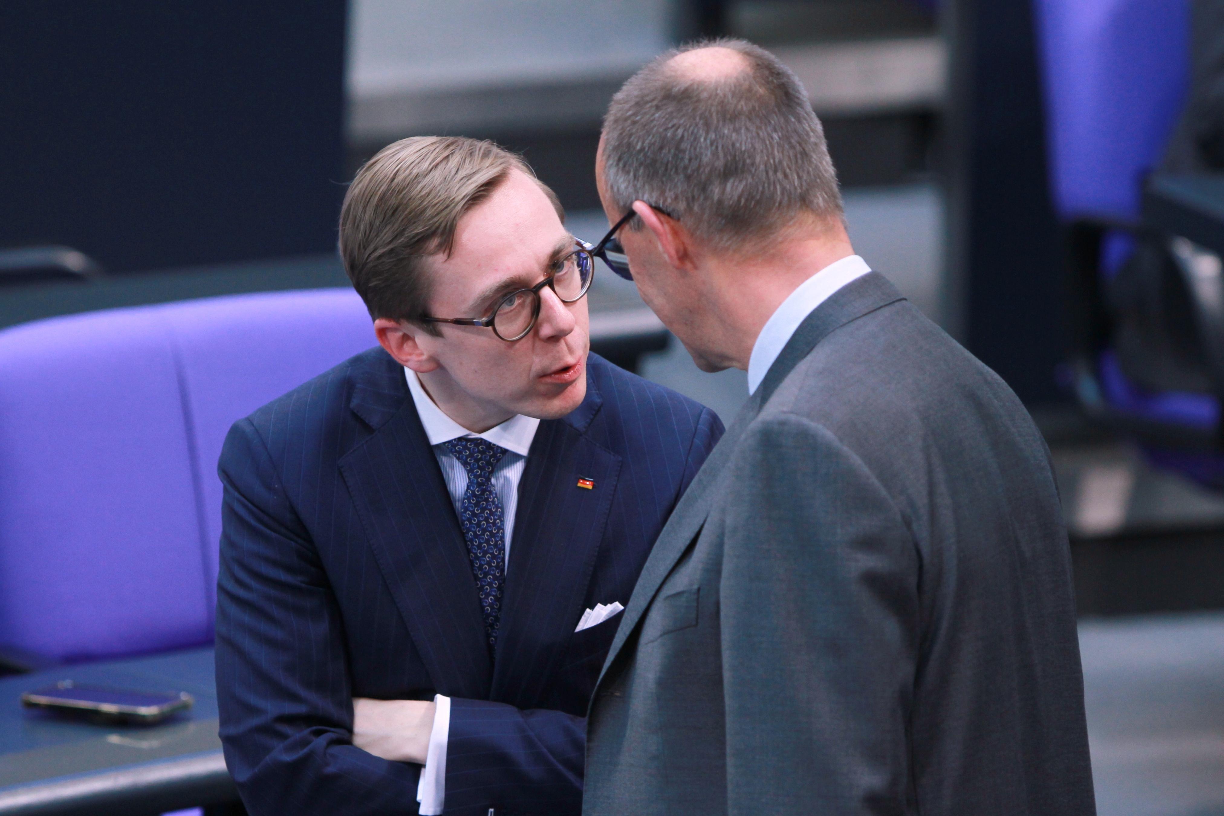 Philipp Amthor (links) und Friedrich Merz im Gespräch