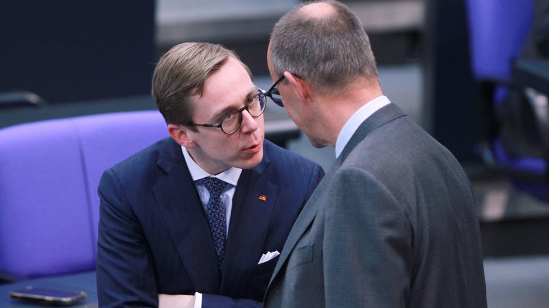 Philipp Amthor (links) und Friedrich Merz im Gespräch | Bild: picture alliance / dts-Agentur Philipp Amthor (links) und Friedrich Merz im Gespräch