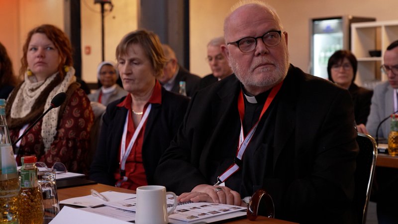 Laien und Kirchenvertreter sitzen bei der Synodalversammlung in Stuttgart zusammen. | Bild: BR Laien und Kirchenvertreter sitzen bei der Synodalversammlung in Stuttgart zusammen.