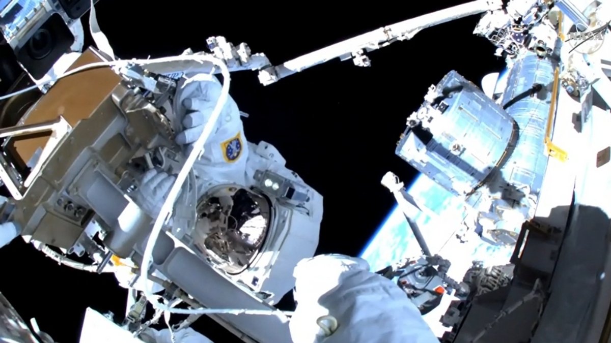 Die Astronauten Matthias Maurer und Raja Chari bei Wartungsarbeiten bei einem Außeneinsatz an der Raumstation ISS.