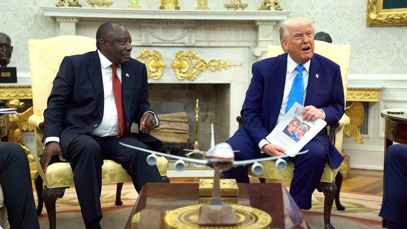 Im Mai hatte Trump vor dem südafrikanischen Präsidenten Ramaphosa den rechtsextremen Verschwörungsmythos eines Genozids an Weißen verbreitet. | Bild: picture alliance / ASSOCIATED PRESS | Evan Vucci Im Mai hatte Trump vor dem südafrikanischen Präsidenten Ramaphosa den rechtsextremen Verschwörungsmythos eines Genozids an Weißen verbreitet.