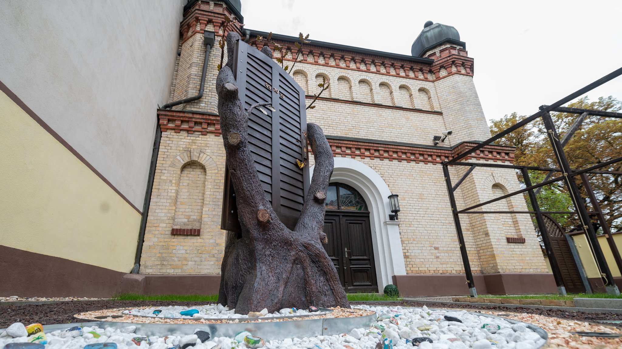 Das von der Schülerin Lidia Edel gestaltete Kunstprojekt Synagogentür mit den Einschusslöchern des Anschlages vor zwei Jahren steht als Kunstobjekt und Mahnmal vor der Synagoge in Halle/Saale. Am Samstag, dem 9. Oktober, ist der zweite Jahrestag des Halle-Attentats. Zum Zeitpunkt des Anschlages um 12.04 Uhr sollen unter anderem in der Marktkirche die Glocken läuten. Etwas später kommt Sachsen-Anhalts Ministerpräsident zu einer Gedenkveranstaltung. Am höchsten jüdischen Feiertag Jom Kippur hatte ein bewaffneter Rechtsextremist versucht, gewaltsam in die Synagoge einzudringen. Als die Tür standhielt, erschoss er in der Nähe zwei Menschen und verletzte auf der Flucht weitere Menschen.