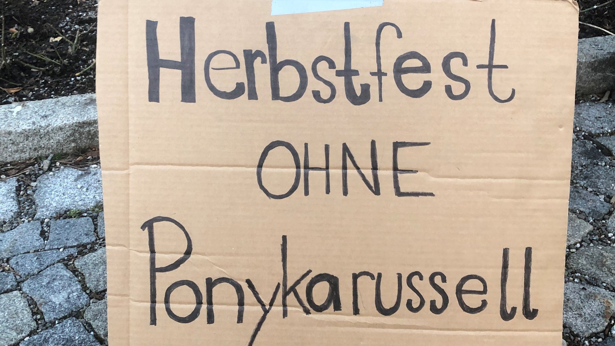 Protest gegen Ponykarussell auf Rosenheimer Herbstfest 