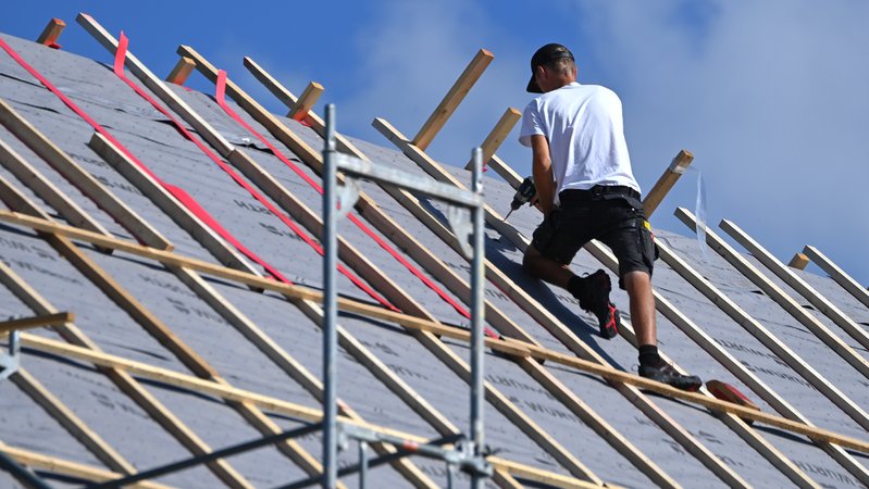 In der Industrie und im Baugewerbe rechnet das IAB mit Rückgängen in der Beschäftigung. | Bild: picture alliance / SvenSimon | Frank Hoermann/SVEN SIMON In der Industrie und im Baugewerbe rechnet das IAB mit Rückgängen in der Beschäftigung.
