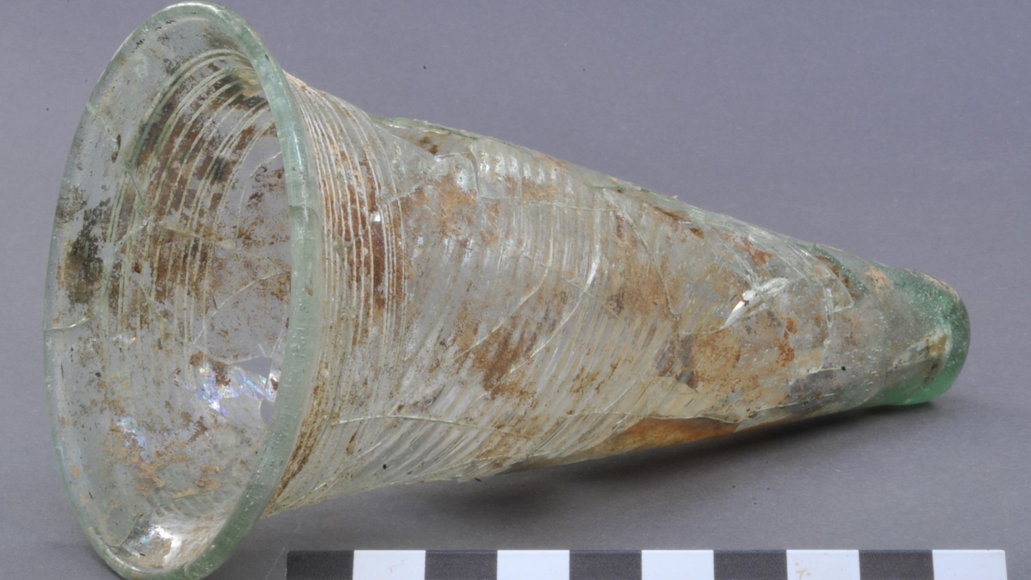 Ein gläserner Spitzbecher aus einem anderen Grab früherer Datierung.