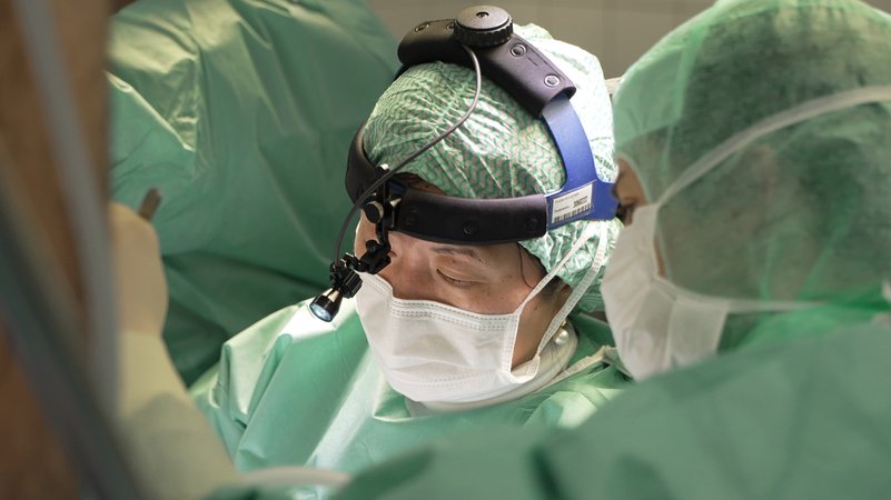 Mehr Ärztinnen als Ärzte in Kliniken, aber noch immer wenige Chirurginnen. Chefärztin Mia Kim von der München Klinik Neuperlach gehört dazu. | Bild: BR/Quirin Kelnhofer Mehr Ärztinnen als Ärzte in Kliniken, aber noch immer wenige Chirurginnen. Chefärztin Mia Kim von der München Klinik Neuperlach gehört dazu.