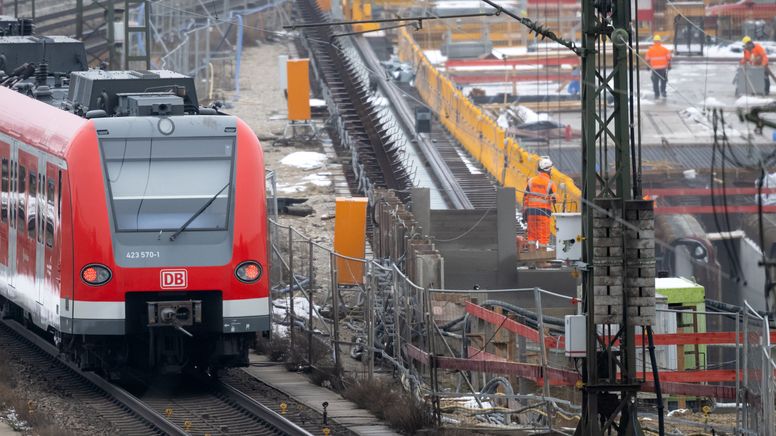Ein Zug der S-Bahn München fährt in der Nähe der Donnersbergerbrücke an der Baustelle der zweiten S-Bahn-Stammstrecke entlang. | Bild:picture alliance/dpa | Sven Hoppe