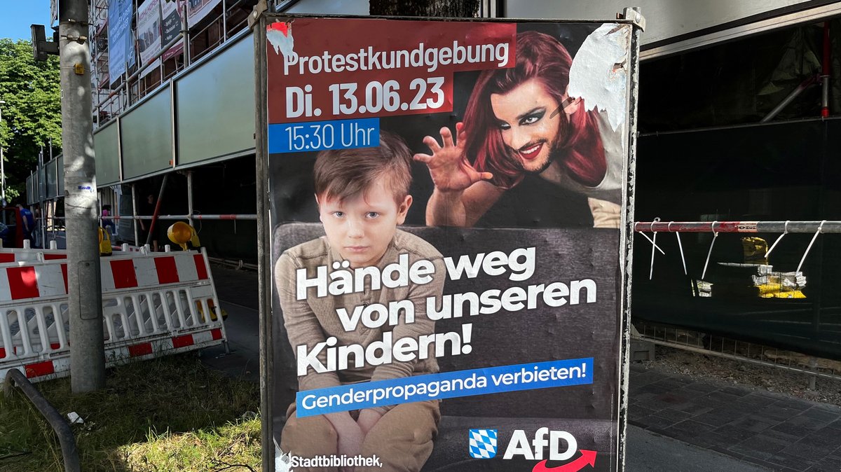 Plakate gegen Drag-Lesung: Münchner Priester zeigt Bayern-AfD an