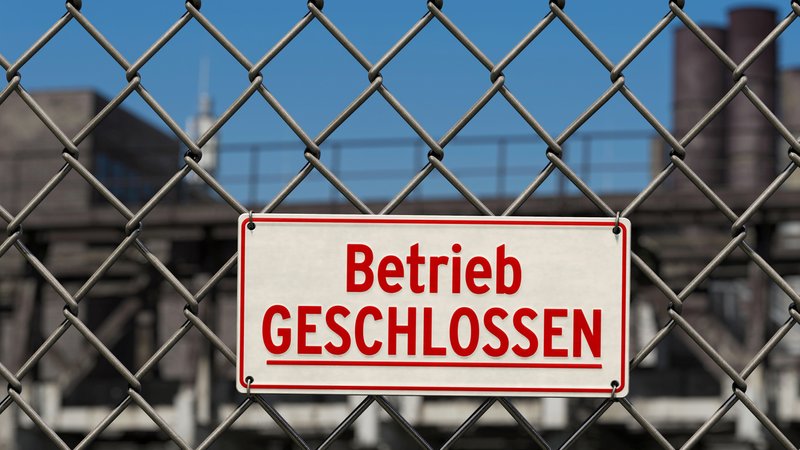 Schild mit der Aufschrift "Betrieb geschlossen" | Bild: picture alliance / Zoonar | DesignIt Schild mit der Aufschrift "Betrieb geschlossen"