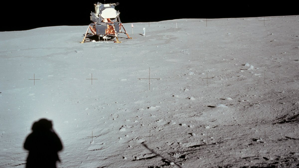 Der Schatten von Neil Armstrong in seinem Foto des Eagle, des Landemoduls der ersten Mondlandung.