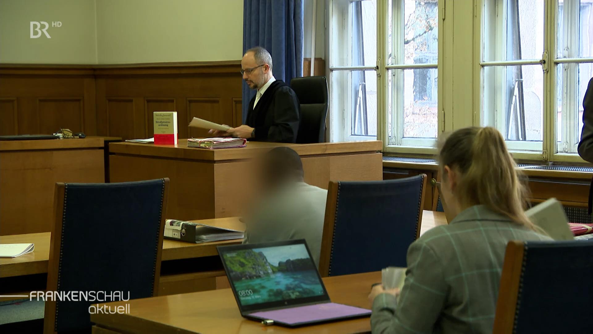 Der Angeklagte sitz im Amtsgericht Nürnberg.