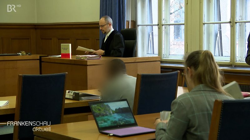 Der Angeklagte sitz im Amtsgericht Nürnberg. | Bild: BR Der Angeklagte sitz im Amtsgericht Nürnberg.