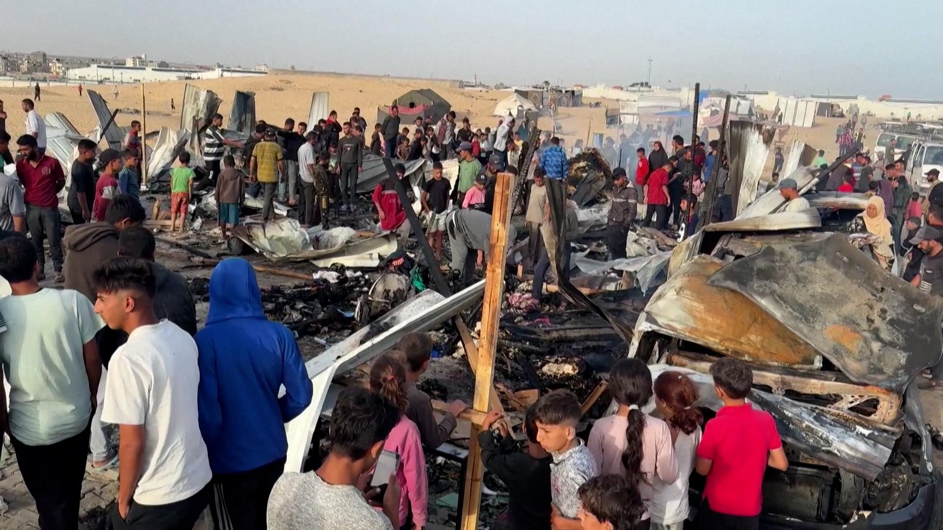 Palästinenser stehen vor ihren zerstörten Zelten