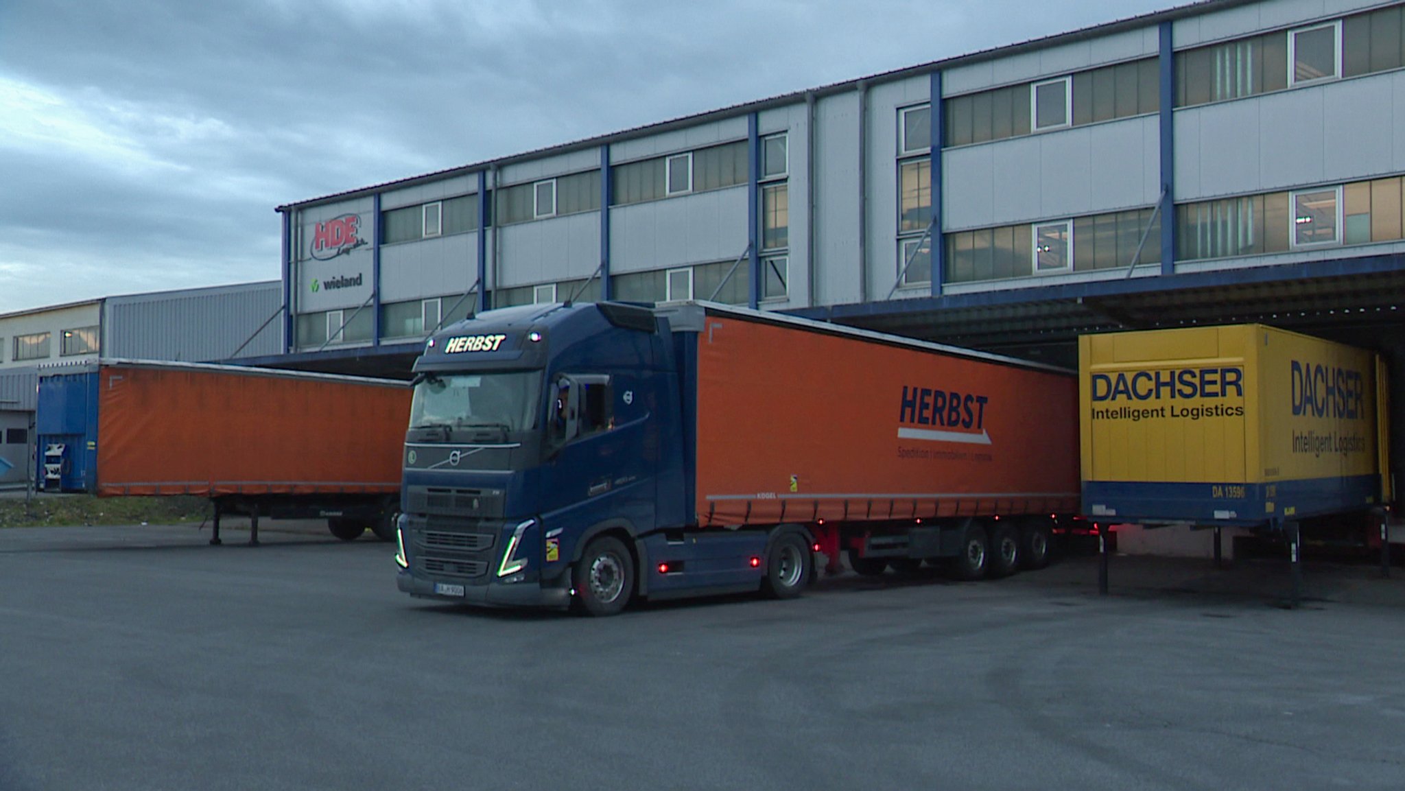 Lastwagen an einer Laderampe