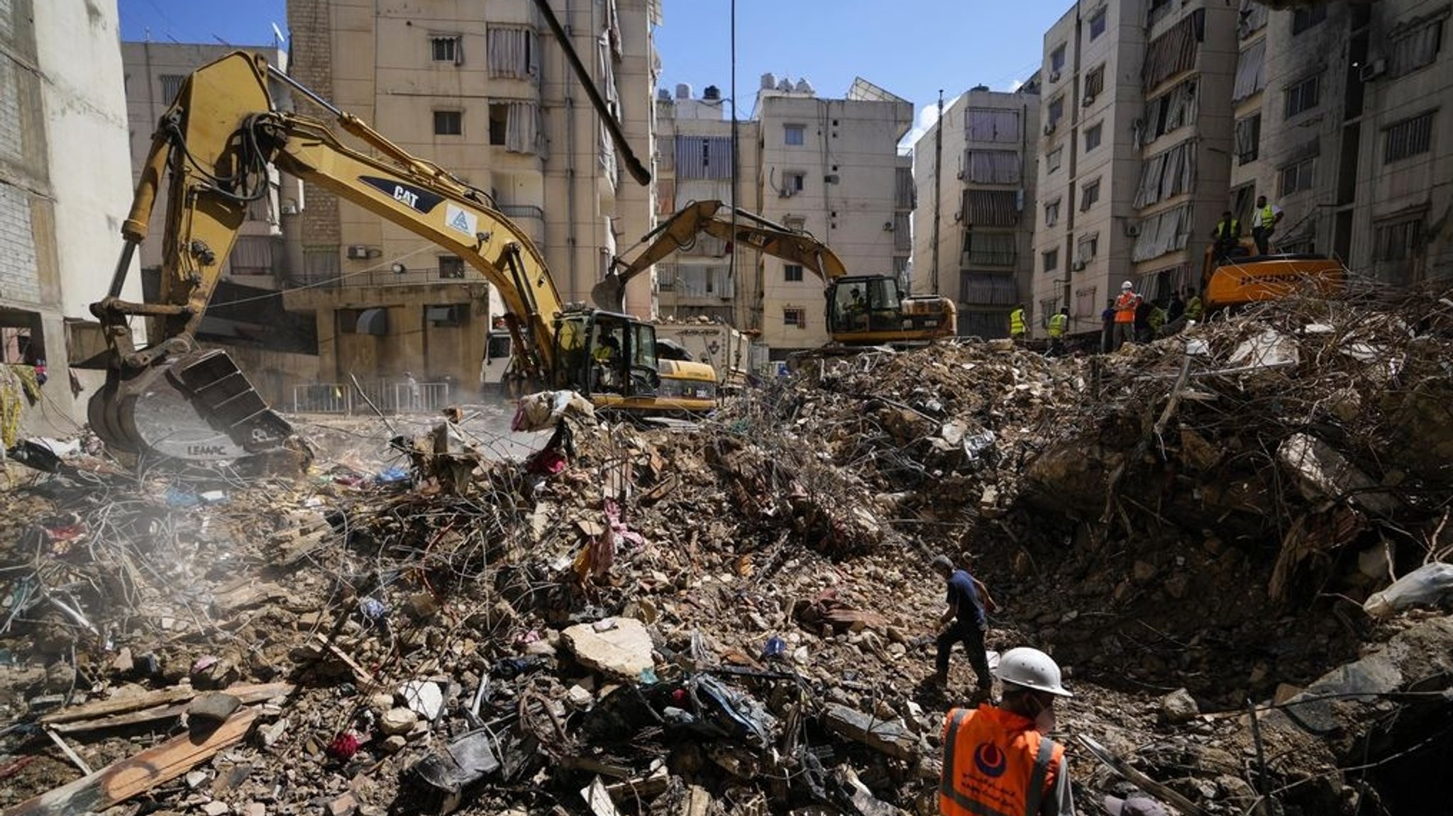 Rettungskräfte setzen Bagger ein, um die Trümmer eines israelischen Angriffs zu beseitigen