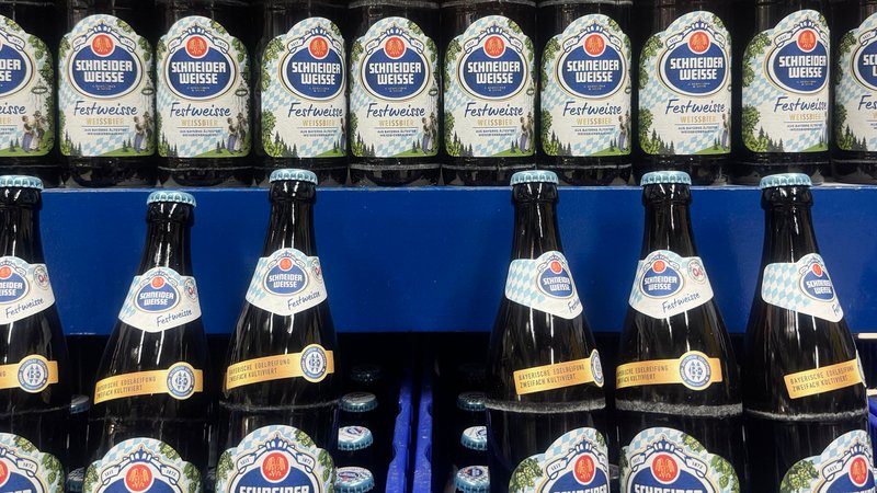 Bierflaschen von Schneider Weisse | Bild: picture alliance / SvenSimon /Frank Hoermann Bierflaschen von Schneider Weisse