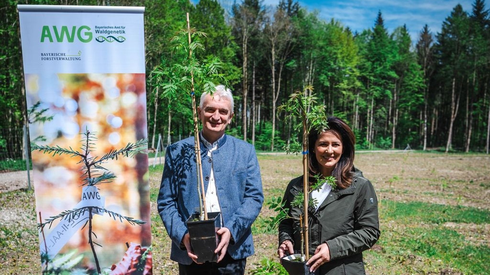 Forstministerin Michaela Kaniber (r.) und der Pallinger Bürgermeister Franz Ostmaier bei der Eröffnung der Samenplantage