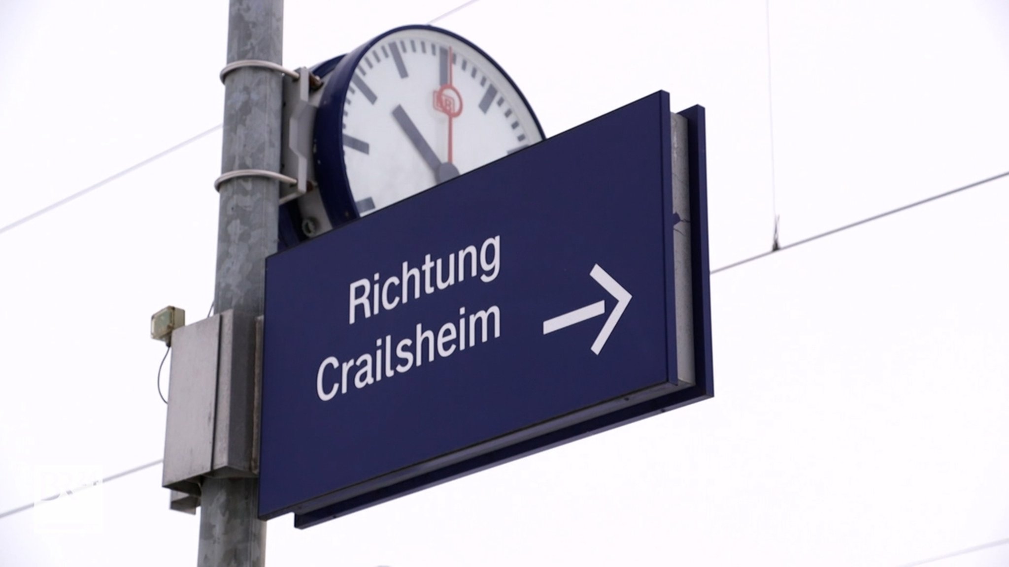 Bahnhofsuhr mit blauem Hinweisschild "Richtung Crailsheim" | Bild: BR Bahnhofsuhr mit blauem Hinweisschild "Richtung Crailsheim"
